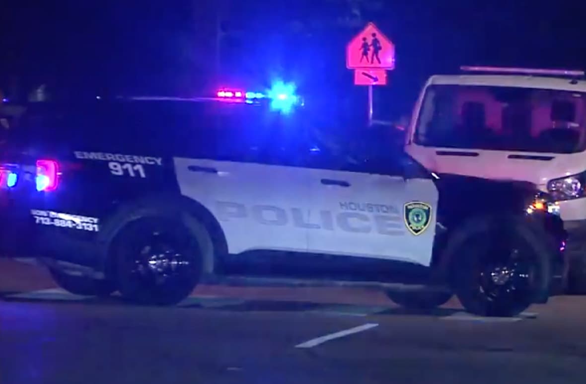 Una camioneta Toyota que pasaba en ese momento no vio a la mujer y la arrolló.
<br>