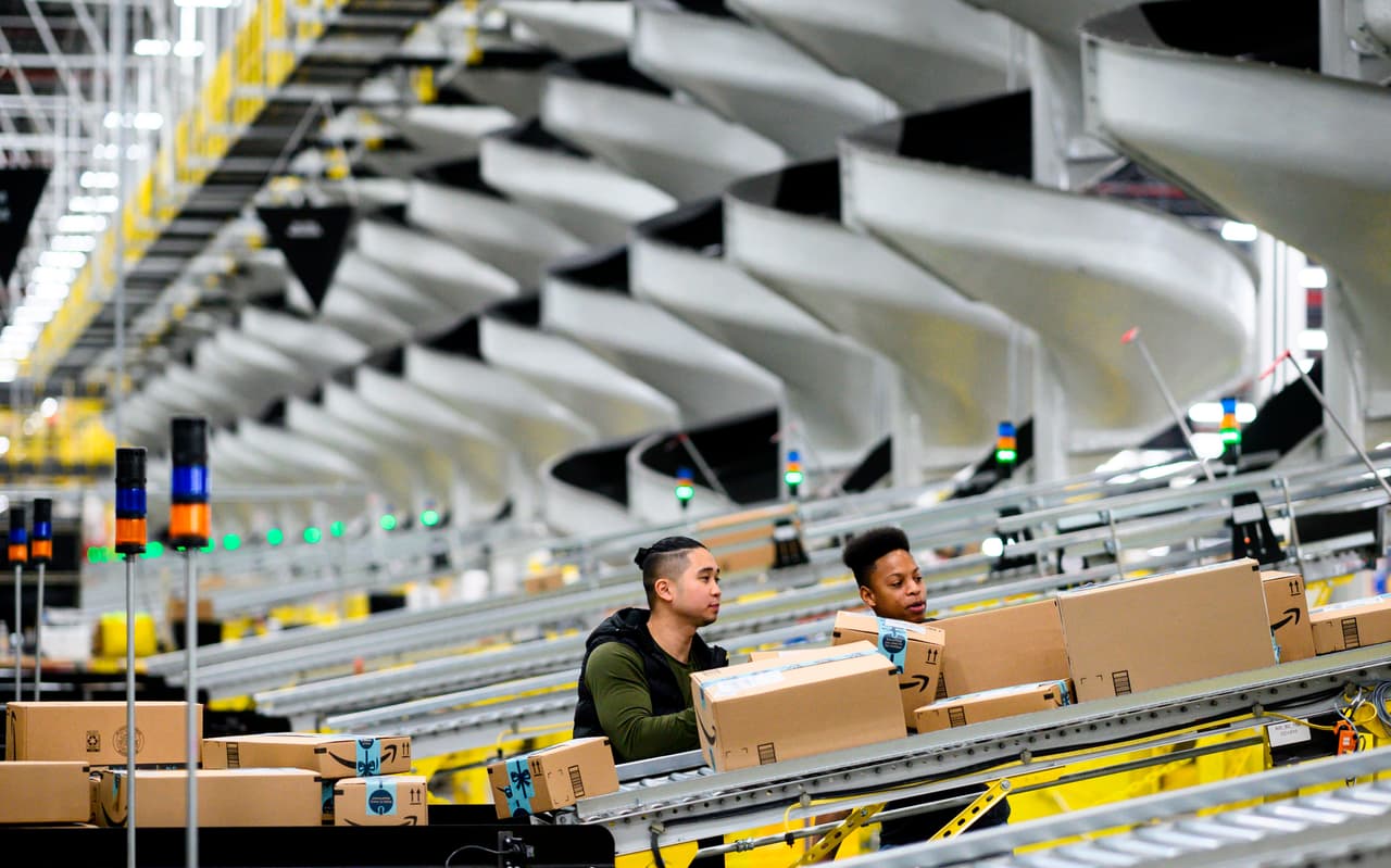 Amazon: Desde el 8 de abril, Amazon extendió temporalmente las ventanas de retorno. La mayoría de los artículos pedidos a través de Amazono vendedores asociados entre el 1 de marzo y el 30 de abril ahora pueden devolverse hasta el 31 de mayo de 2020.
<br>
<br>Obtenga más información durante la pandemia de COVID-19 en la
<a href="https://blog.aboutamazon.com/company-news/amazons-actions-to-help-employees-communities-and-customers-affected-by-covid-19" target="_blank">página del blog de devoluciones de Amazon</a>.