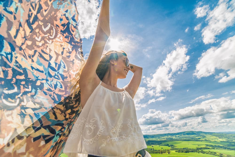 Notarás lo desinhibido que te sientes, como se acentúan tus mejores cualidades y te sientes fresco, seguro de ti mismo y dispuesto a expresarte sin temores ni inhibiciones. Esa actitud tuya cautivará a todos y al hacerlo notarás cómo tu mundo interior crece y te proyecta a nuevas dimensiones.