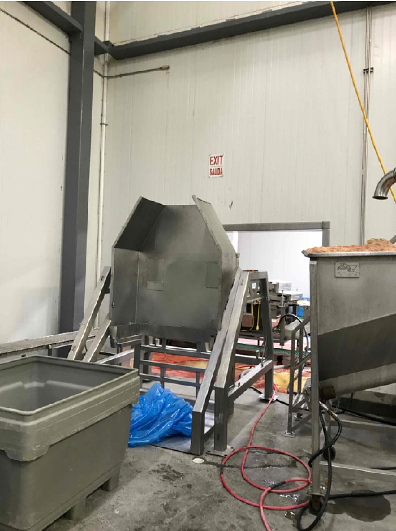 La salidas de emergencia bloqueadas con maquinarias.