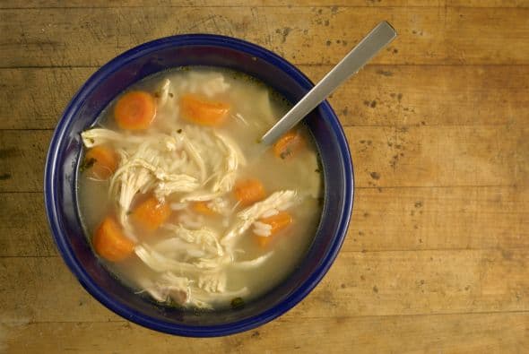 Sopa de pollo. Además de combatir la deshidratación, hay quienes dicen que este platillo podría contribuir a calmar la inflamación. Recuerda consultar a un médico ante síntomas de gripe.