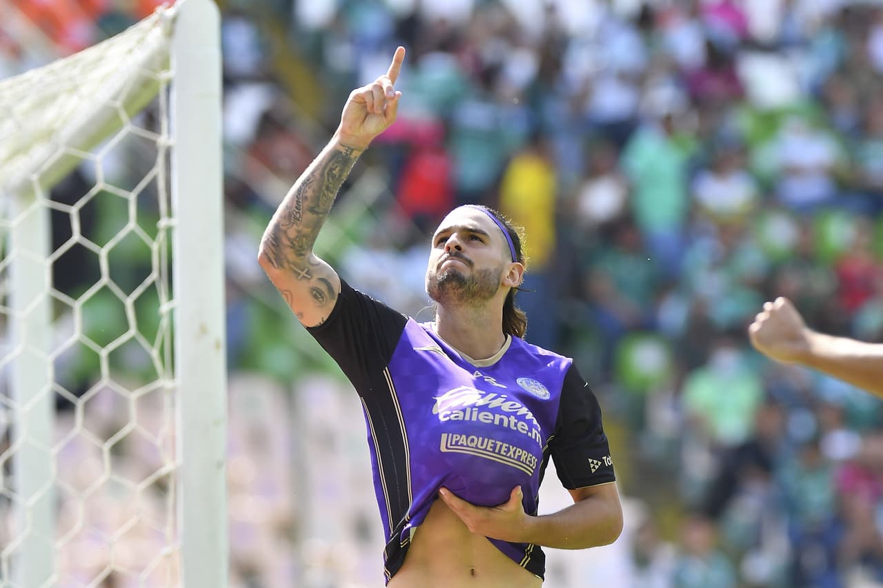 Mazatlán FC golearon a domicilio al León 0-3 en el juego de la Jornada 8 del Apertura 2022. Los Cañoneros sentenciaron el partido en los primeros 17 minutos del primer tiempo con goles de Nicolás Benedetti, Eduardo Bello y un autogol de Stiven Barreiro.