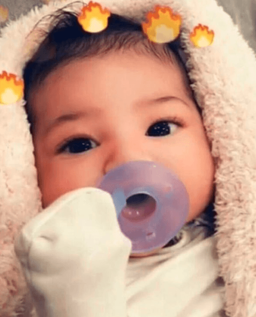 Tuvo que pasar un mes del nacimiento de Stormi para que su mamá compartiera la primera imagen de su rostro -aunque con el uso de un filtro- y lo hizo mediante Snapchat y con la leyenda de "Mi niña bonita", a principios de marzo pasado.