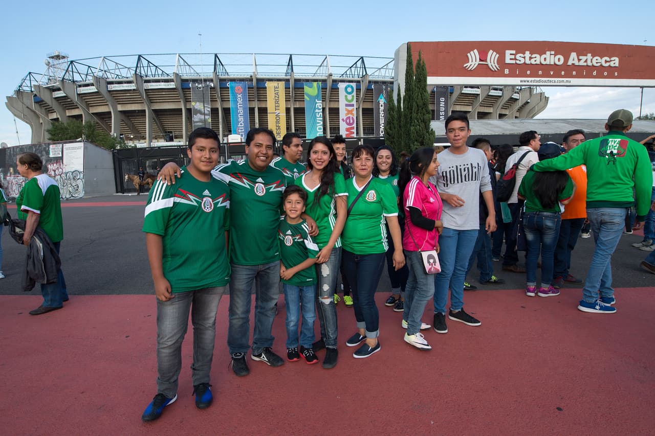 Aficionados de México y Honduras se dieron cita en el Estadio Azteca para apoyar a su selección. Gorros, penachos, sombreros y maquillaje fue sólo una parte del folclor.