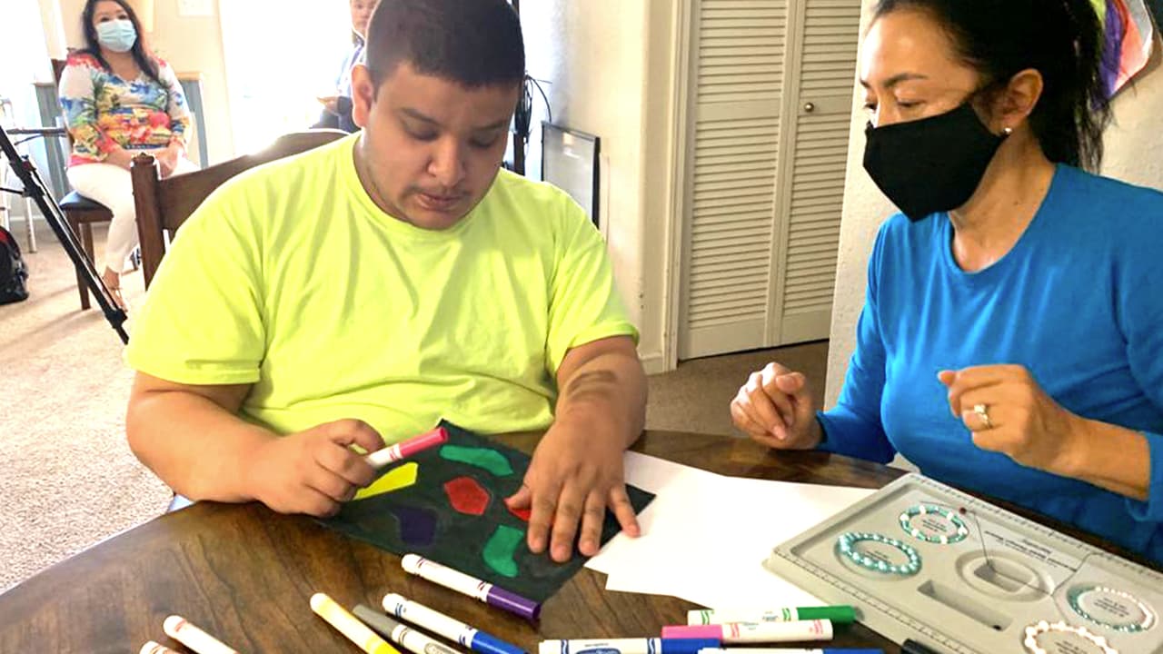 Joven dreamer discapacitado del Valle vende tazones para cumplir su sueño: comprar una casa