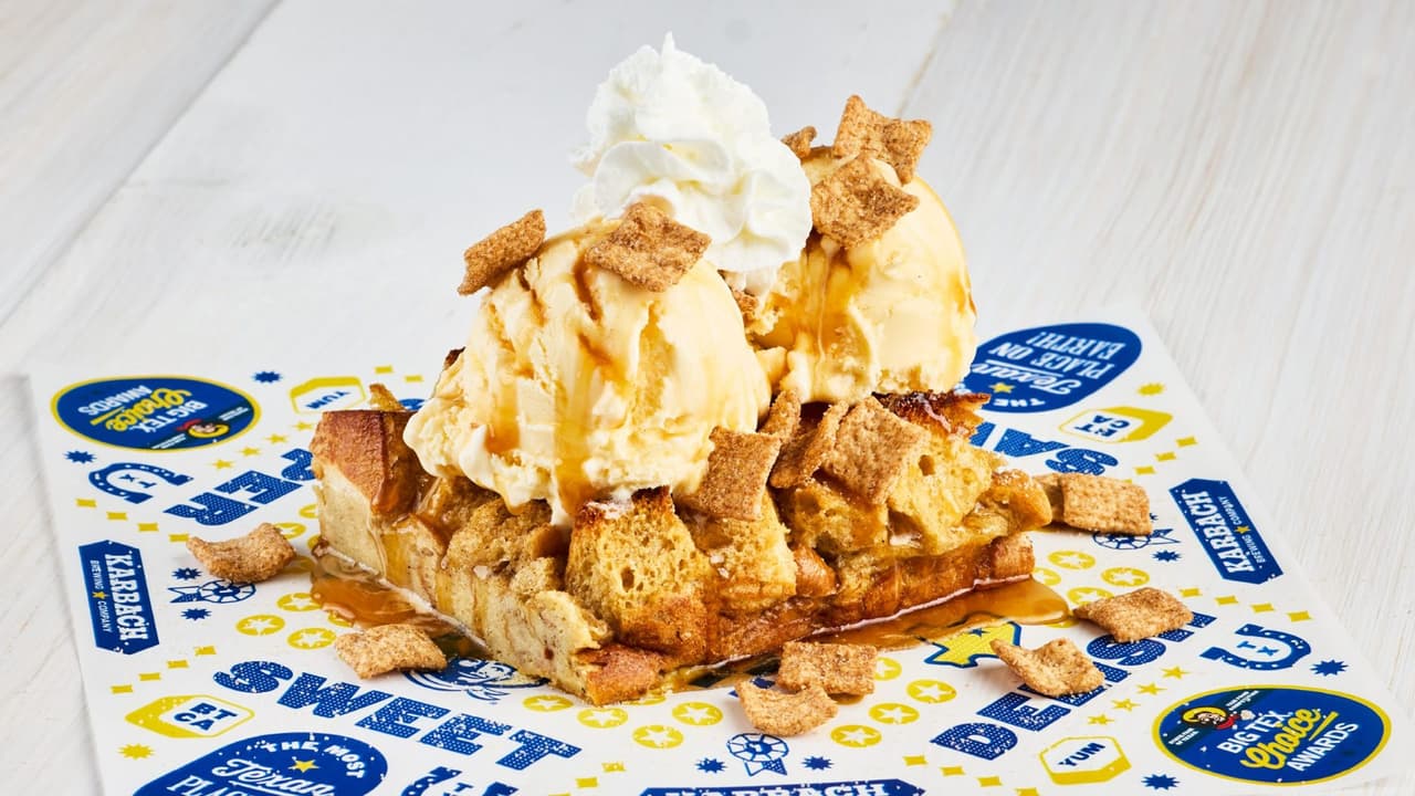 Tex’s Toast á la ModeUn french toast horneado, cubierto con helado Blue Bell de vainilla, caramelo, jarabe de maple y cereal con canela para dar un toque crujiente.