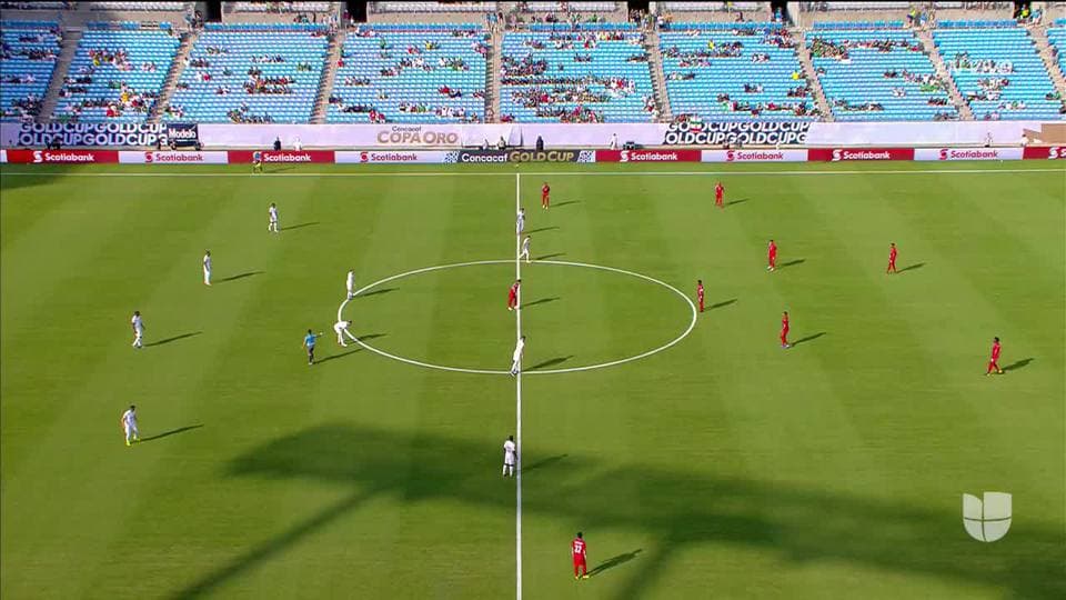 Arranca el partido y la pelota está en juego.