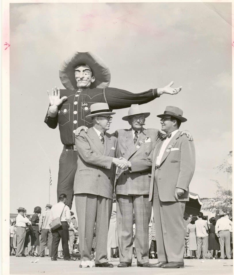 Big Tex tiene 72 años, la primera vez que lo montaron fue en la feria de 1952. Y antes su estructura había sido utilizada para un Santa Claus enorme que estaba en una zona cerca de Corsicana, al sur de Dallas.