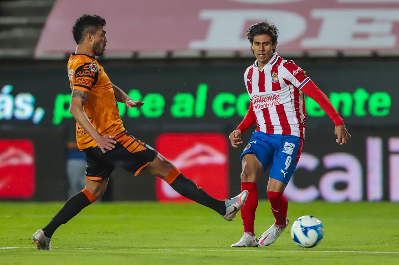 Tuzos y Chivas empatan 1-1 en Pachuca, los locales fallaron un penal en la recta del partido. Pachuca continúa en el fondo de la tabla con tres puntos y las Chivas se sitúan en la 12 plaza con 7 unidades.