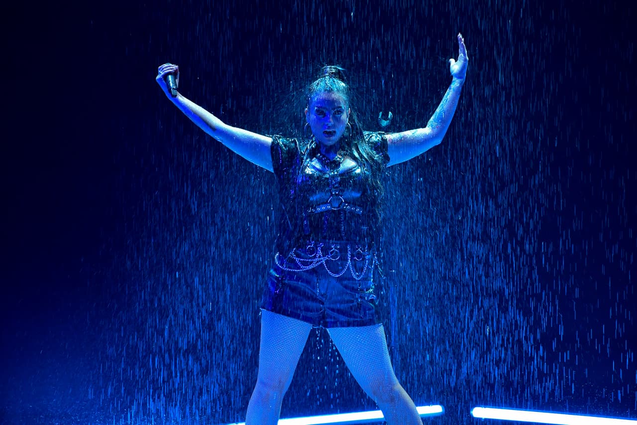 El agua llegó al escenario de Reina de la Canción con
<a href="https://www.univision.com/shows/reina-de-la-cancion/giselle-amelunge-la-que-quiere-triunfar-para-inspirar-a-otros-bolivianos">Giselle Amelunge</a>, quien cantó 'Inevitable' de Shakira bajo una cortina de agua. Lamentablemente, la boliviana olvidó la canción y perdió el compás desde el arranque. Para componer sus errores, Giselle decidió impactar a los jueces colocándose bajo el agua al final de su performance. Los jueces no lograron pasar por alto las equivocaciones.