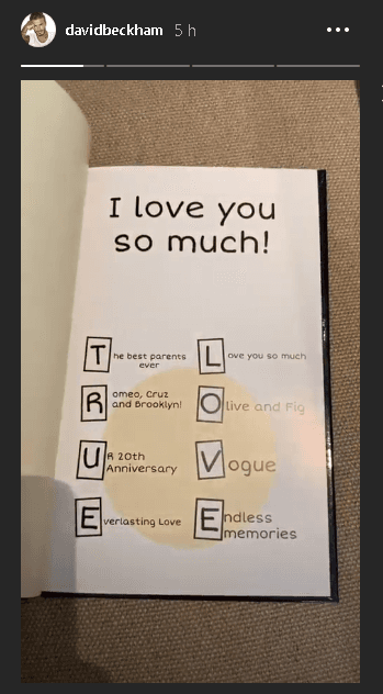 "Los amo mucho", agregó la niña en una hoja del libro dedicado a sus papás.