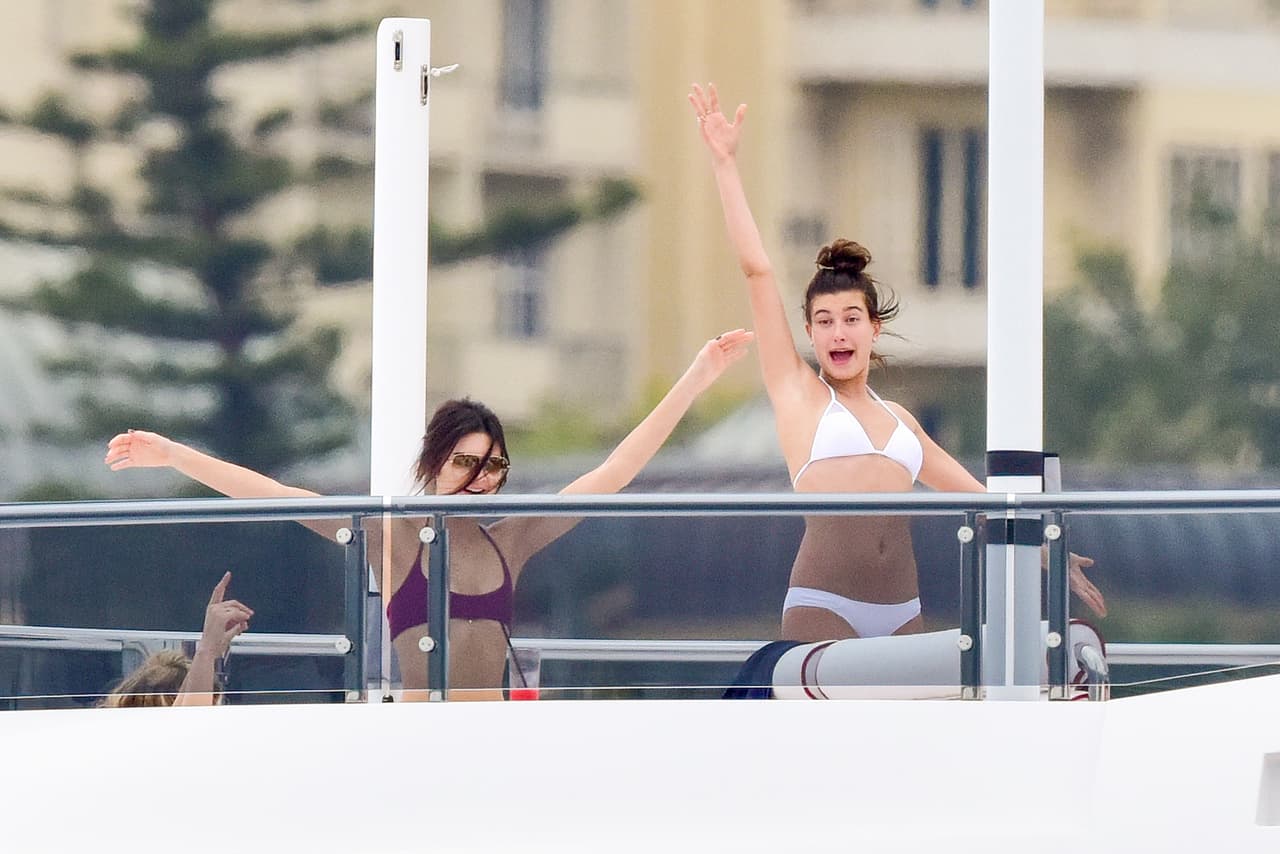 Cantaron, brincaron y gritaron en la piscina.