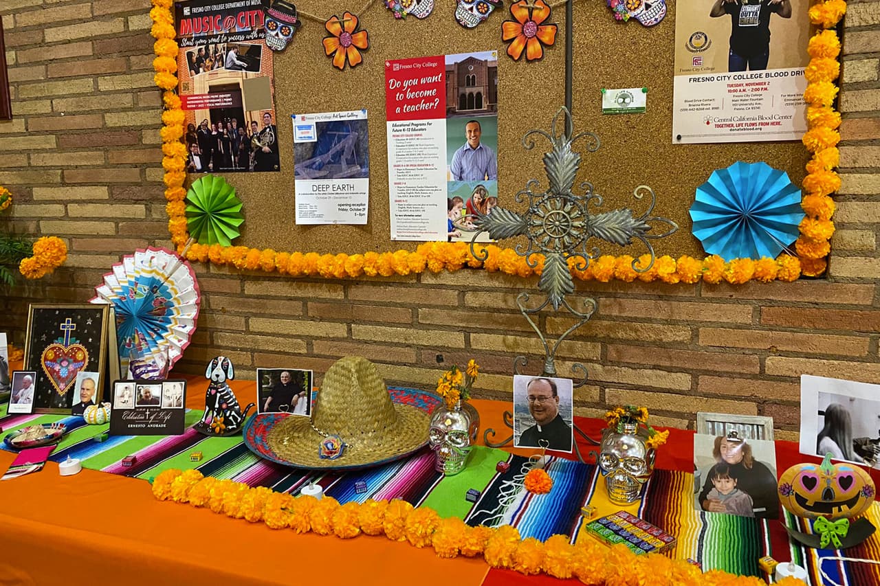 Staff y estudiantes fueron invitados a colocar fotografías de sus difuntos en las ofrendas para ser recordados.