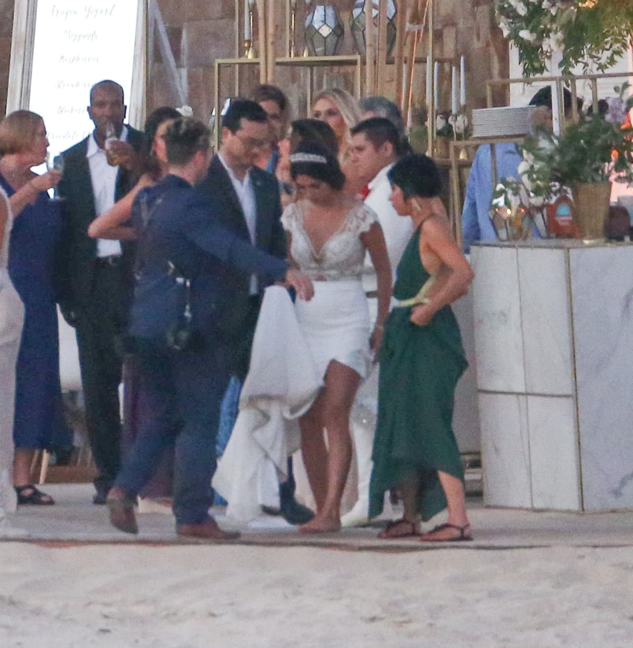 La novia se quitó las zapatillas.