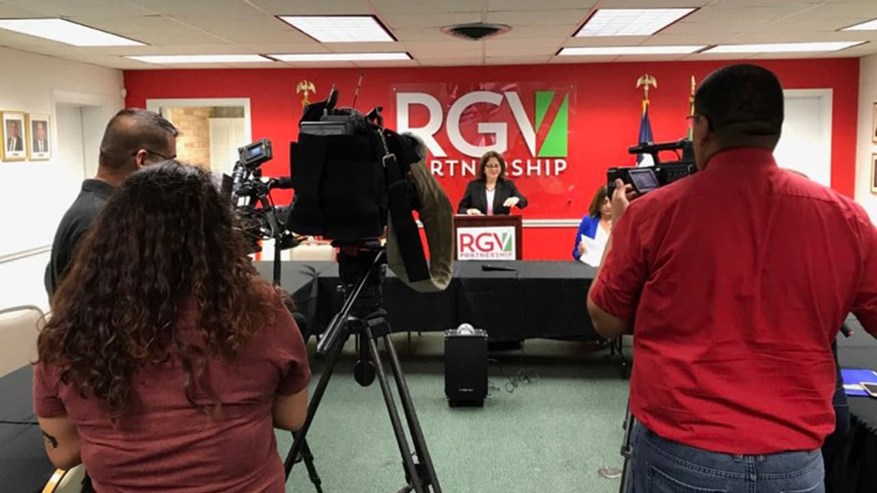 En Dallas, colaboró con Univision 23 en donde hacía cápsulas informativas bajo la supervisión de la entonces directora de Noticias, Martha Kattan y la productora, Susy Ruíz.