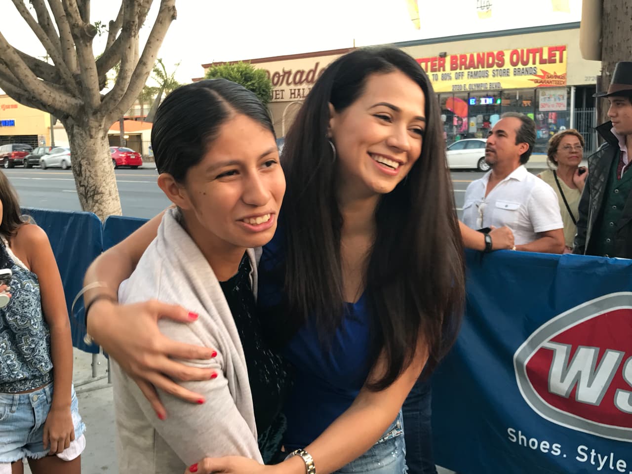 El Bueno, La Mala y El Feo llenaron las calles de seguidores de Christian Nodal para su primer encuentro con sus fans en la ciudad de Los Ángeles.