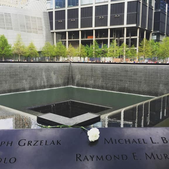 La actriz de 'Pretty Little Liars' dejó una rosa blanca en el memorial.