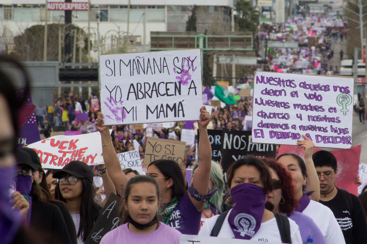 Mujeres con carteles en contra de la violencia de género y a favor del aborto en el Día Internacional de la Mujer en Chihuahua, México, el miércoles 8 de marzo de 2023.