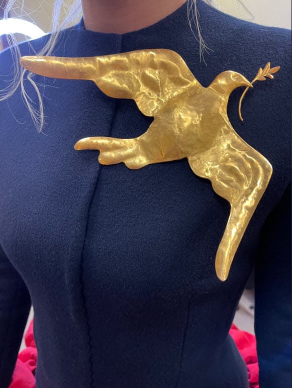 Lady Gaga publicó esta fotografía en Twitter y escribió: "Una paloma que lleva una rama de olivo. Que todos hagamos las paces entre nosotros".
<br>