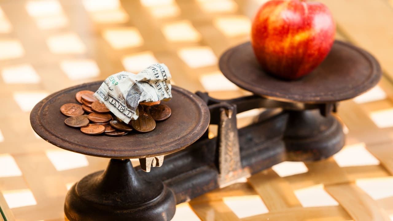 La
<b> inflación</b> y el 
<b>empleo</b> son las prioridades n.º 1 y n.º 3, hallazgos que coinciden con las antiguas preocupaciones de los latinos sobre la economía.