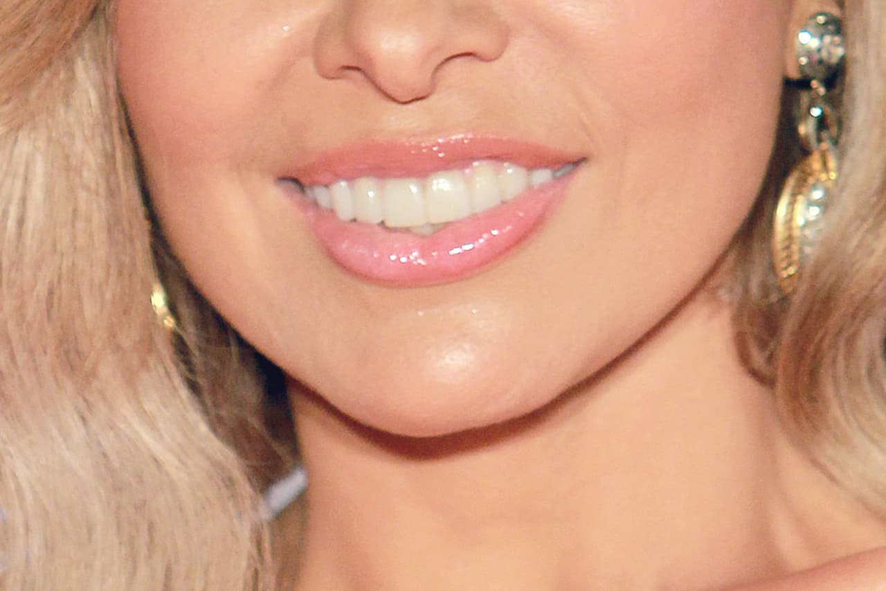 Otra bella mujer también ha hipnotizado a todos con esa boquita sexy, además es una chica a la que le gusta andar "de pelo suelto"...