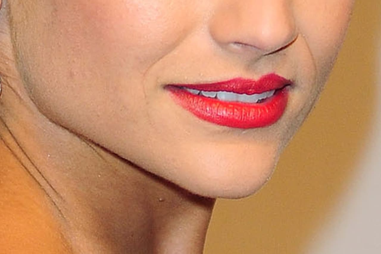 Esta boquita roja le pertenece a una guapísima cantante española que canta divino, ¿adivinaste?