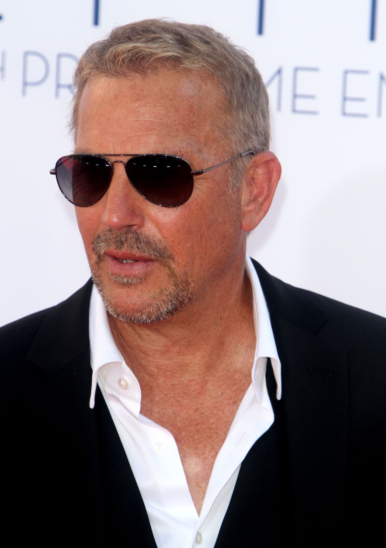 Pero de alguna manera logró quitarse algunos años de encima y lucir más joven que guando rodó 'El guardaespaldas'.