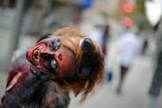 Una oleada de zombies han llegado a las oficinas.