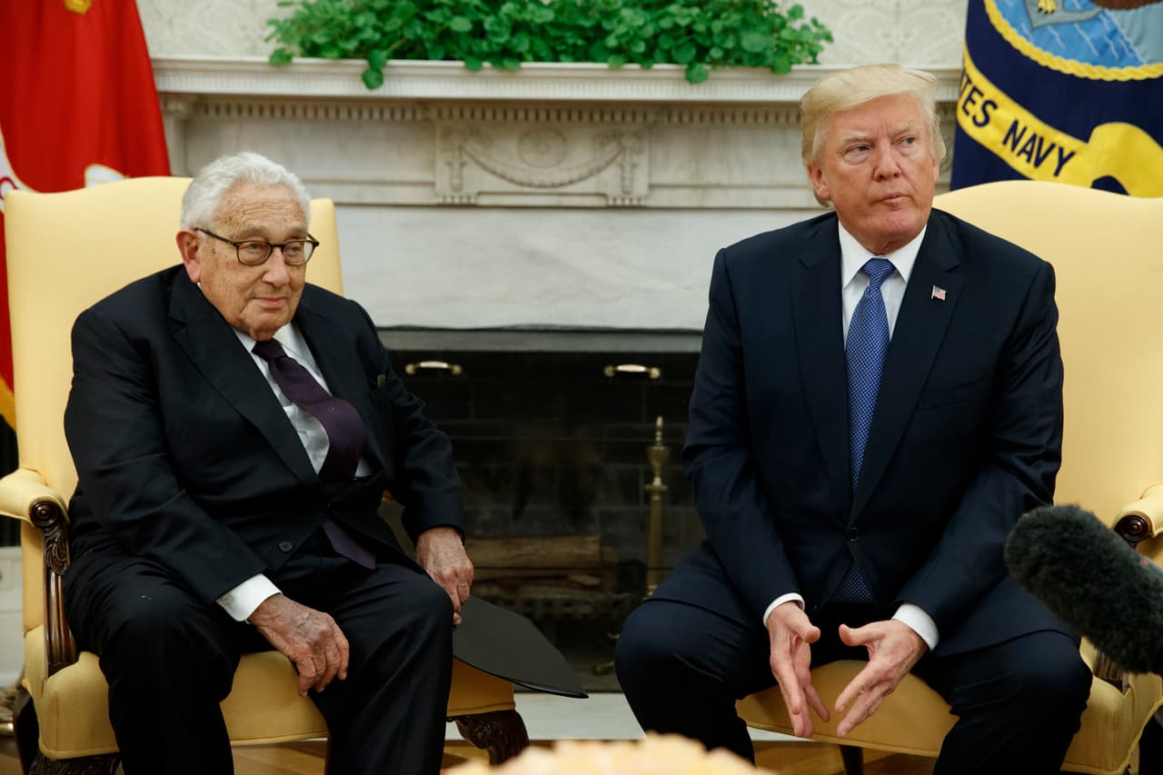 Kissinger con el presidente Donald Trump el 10 de octubre de 2017.