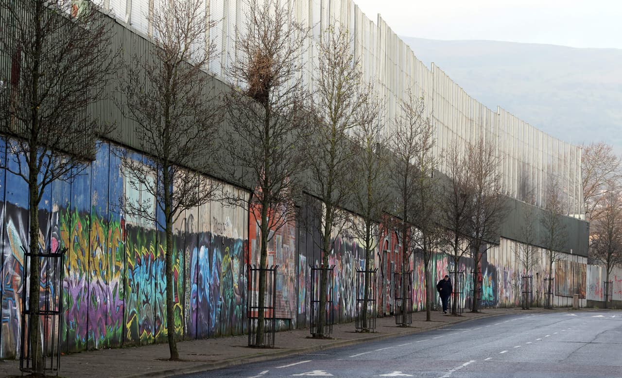 <b>Católicos - Protestantes (Belfast, Irlanda del Norte): </b>Las ‘Líneas de paz’ son una serie de barreras limítrofes que separan vecindarios católicos de protestantes en Irlanda del Norte, en el Reino Unido. Estas bardas de hierro, acero o cemento se extienden por más de 21 millas. El objetivo de estas barreras es minimizar el contacto entre estas comunidades ideológicamente opuestas (los católicos son nacionalistas irlandeses y los protestantes se identifican con el gobierno británico) que han tenido graves episodios de violencia en los últimos 40 años. La fotografía fue tomada en el norte de Belfast, el 23 de enero de 2017.