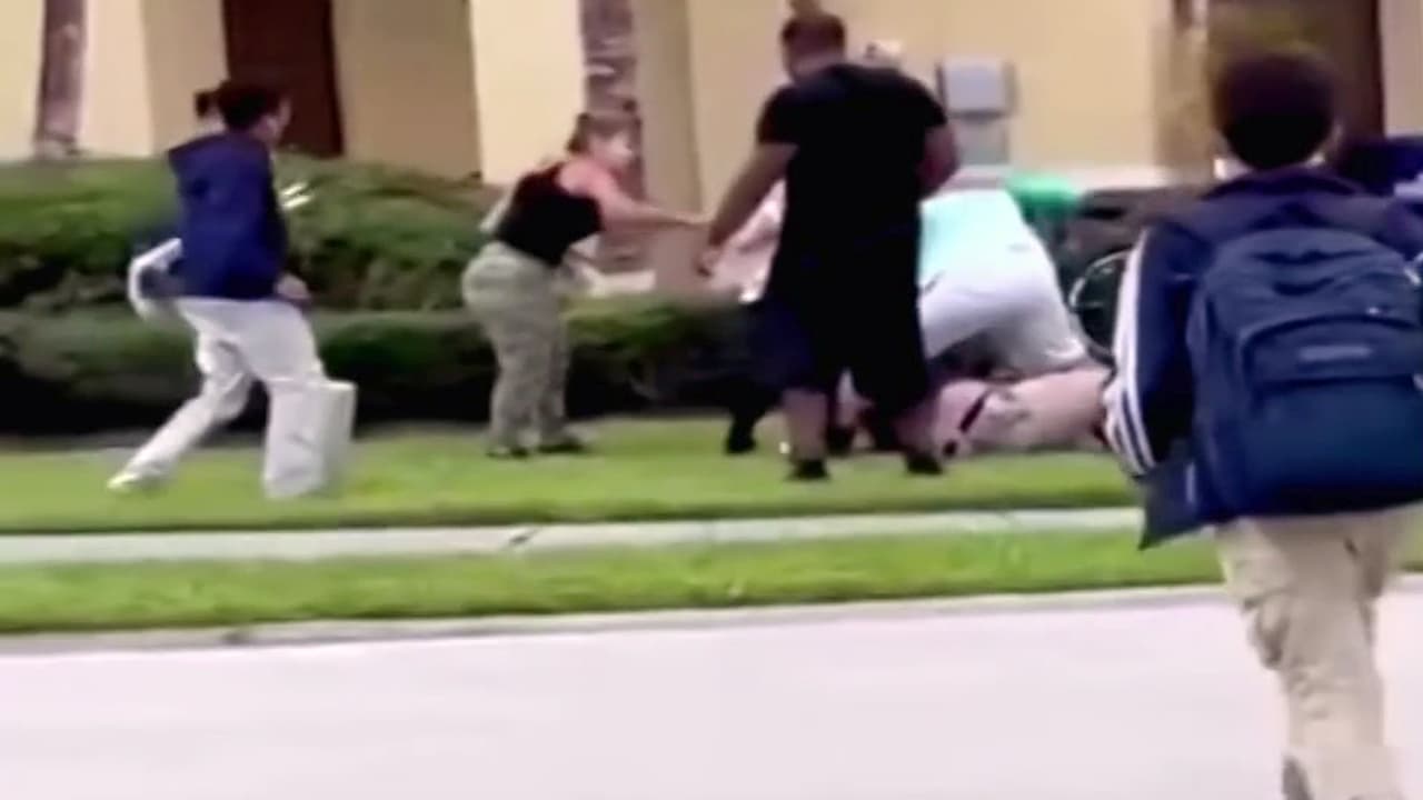 Arrestan a una familia por golpear a un estudiante en Florida y a su bisabuela por tratar de ayudarlo