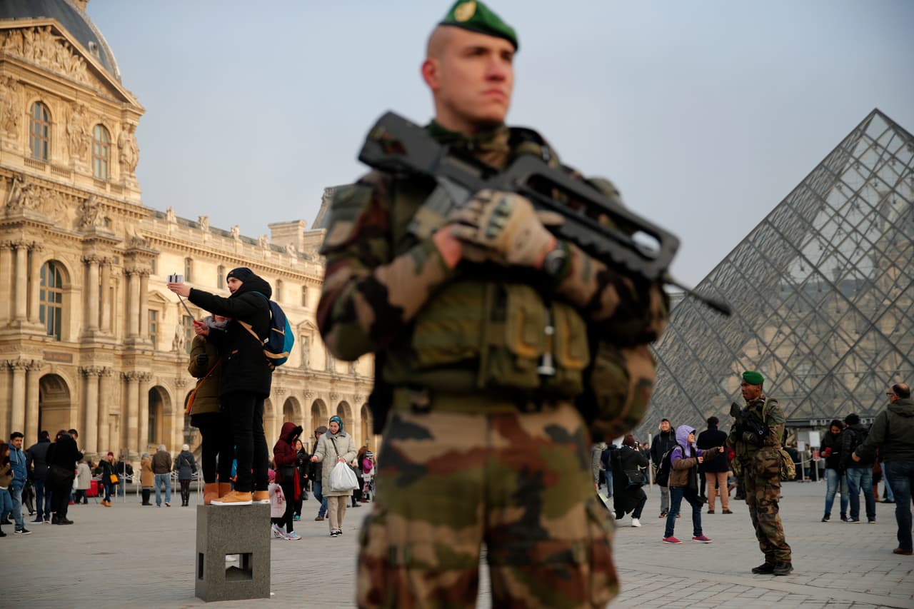 Un soldado en guardia delante del Museo del Louvre, en París,
<b>Francia</b>. Los ministros de Interior y Defensa dijeron que los turistas tenían la seguridad garantizada con el plan especial de Año Nuevo. Los Campos Elíseos de París acogieron
<b>a medio millón de personas</b> para despedir el 2016.