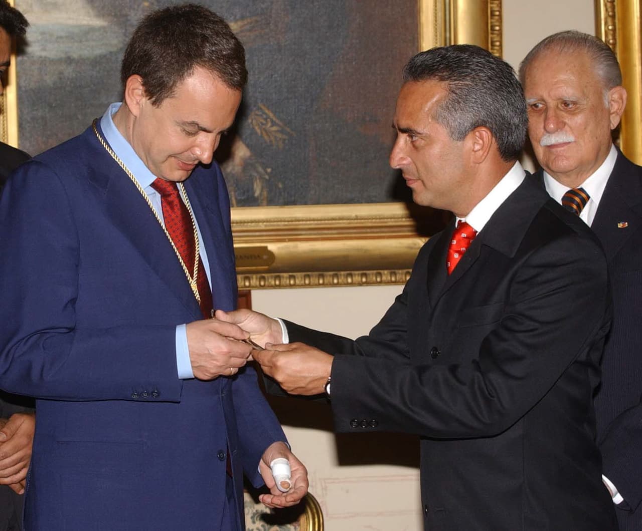 Freddy Bernal, ministro de agricultura urbana. Es el director nacional de los Comités Local de Abastecimiento y Producción (CLAP), que distribuye los alimentos a la población de Venezuela. En la imágen juanto al expresidente español José Luis Rodríguez Zapatero.
<br>