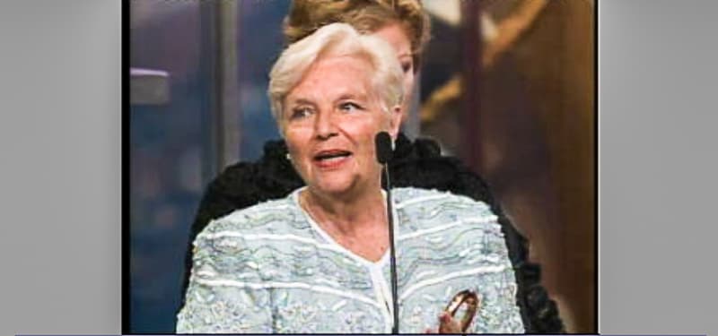 Se realizó de manera especial un homenaje a la vida de la actriz y cantante argentina, Libertad Lamarque. Ella murió el doce de diciembre de 2000 en la Ciudad de México, donde vivió gran parte de su vida, un año antes de esa entrega. Su hija, Mirtha Deluca recogio el premio en su representación.