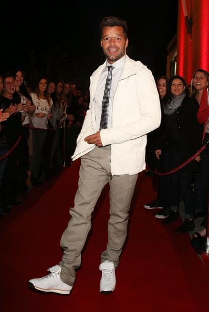 Hasta para lucir casual no deja de sorprendernos. Es un bombón en toda la extensión de la palabra.