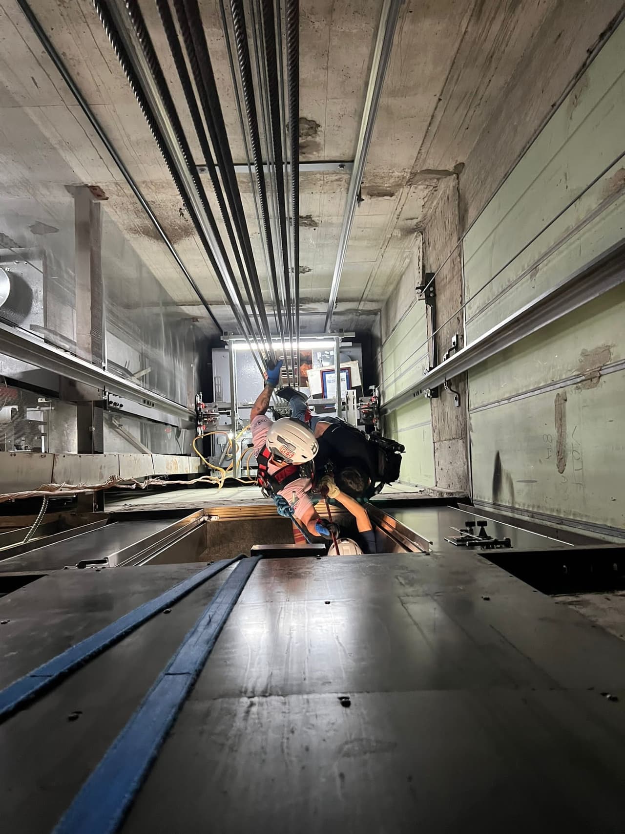 Tuvieron que llamar al Equipo de Rescate Técnico, que desplegó un sistema de poleas para acceder a la puerta del techo.
<br>