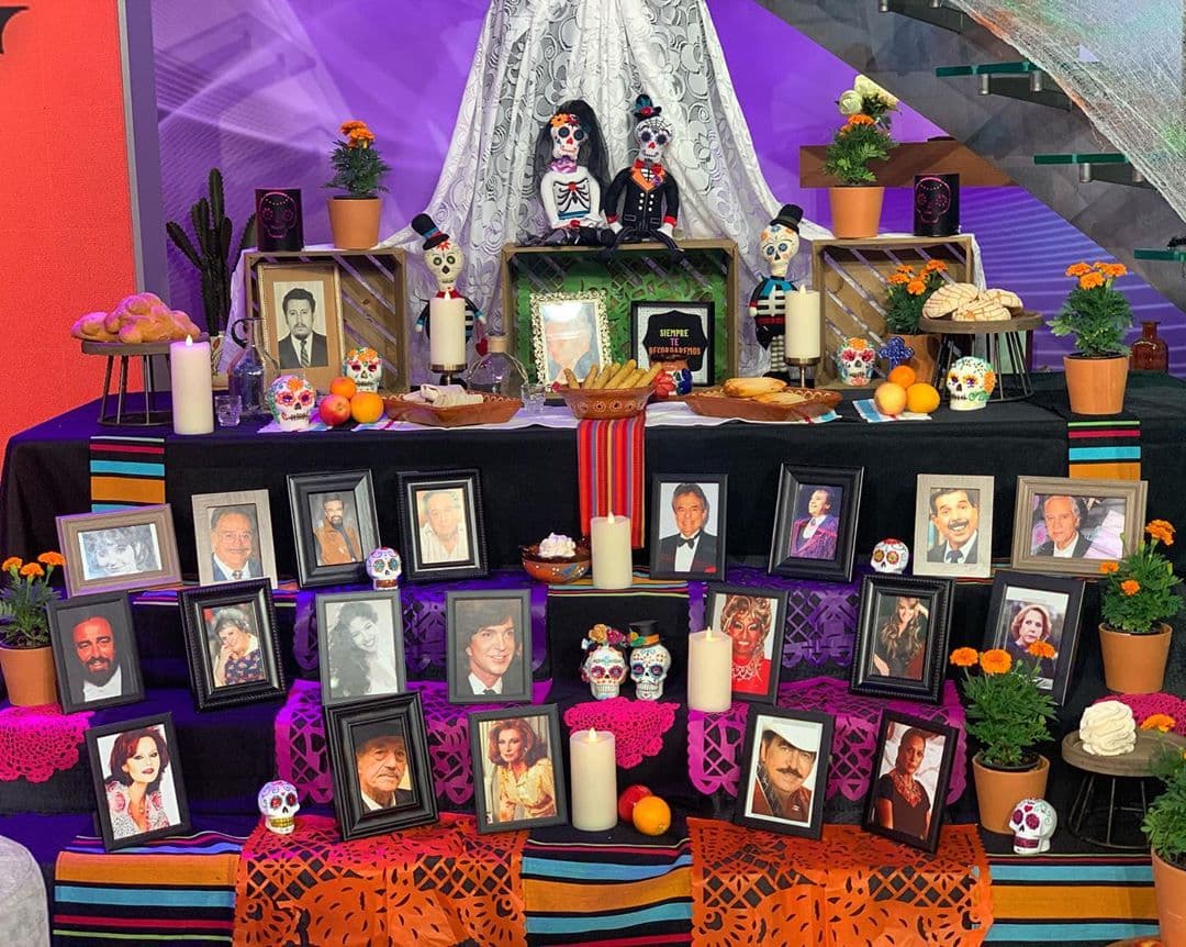 Este jueves 31 de octubre, la producción y los conductores de Despierta América rindieron homenaje a la vida de los ídolos que nos hicieron vibrar con su música y que desafortunadamente ya no están con nosotros.