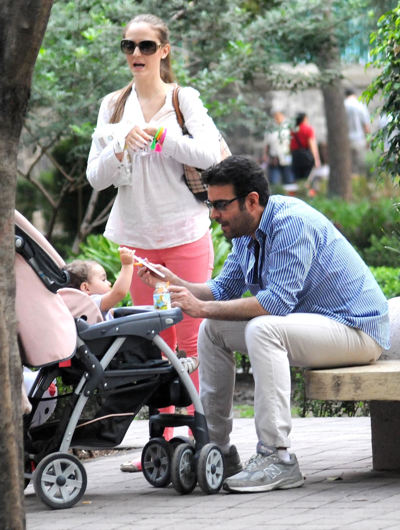 Sin embargo, recientemente Van Wielink solicitó a las autoridades mexicanas una orden de restricción en contra de Montero, pero eso no le impidió reunir a sus niñas con Pablito.