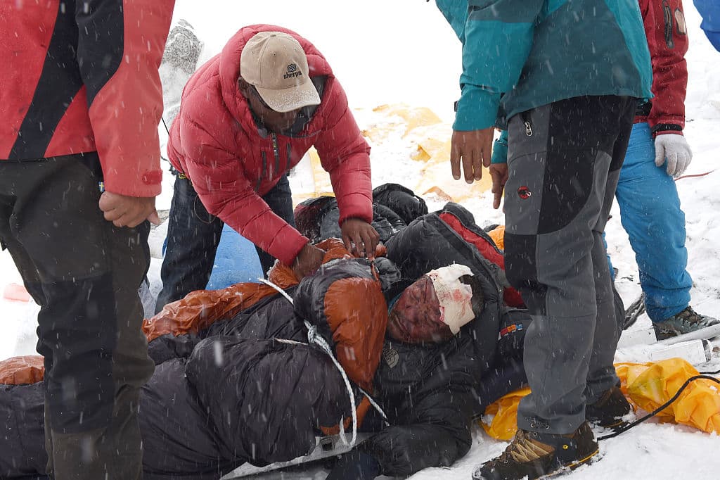Un grupo de rescatistas intentan salvar a un sherpa que quedó herido tras la avalancha del 2015.