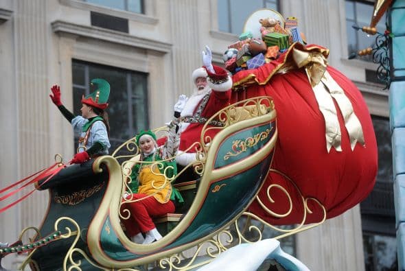 Santa, sin lugar a dudas fue el más aplaudido y el que más sonrisas arrancó a los niños presentes en el desfile.