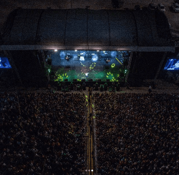 Esta es una panorámica de un evento de Christian Nodal, donde miles de fans se reunieron para cantar con él en Acapulco, Guerrero a principios de 2018.