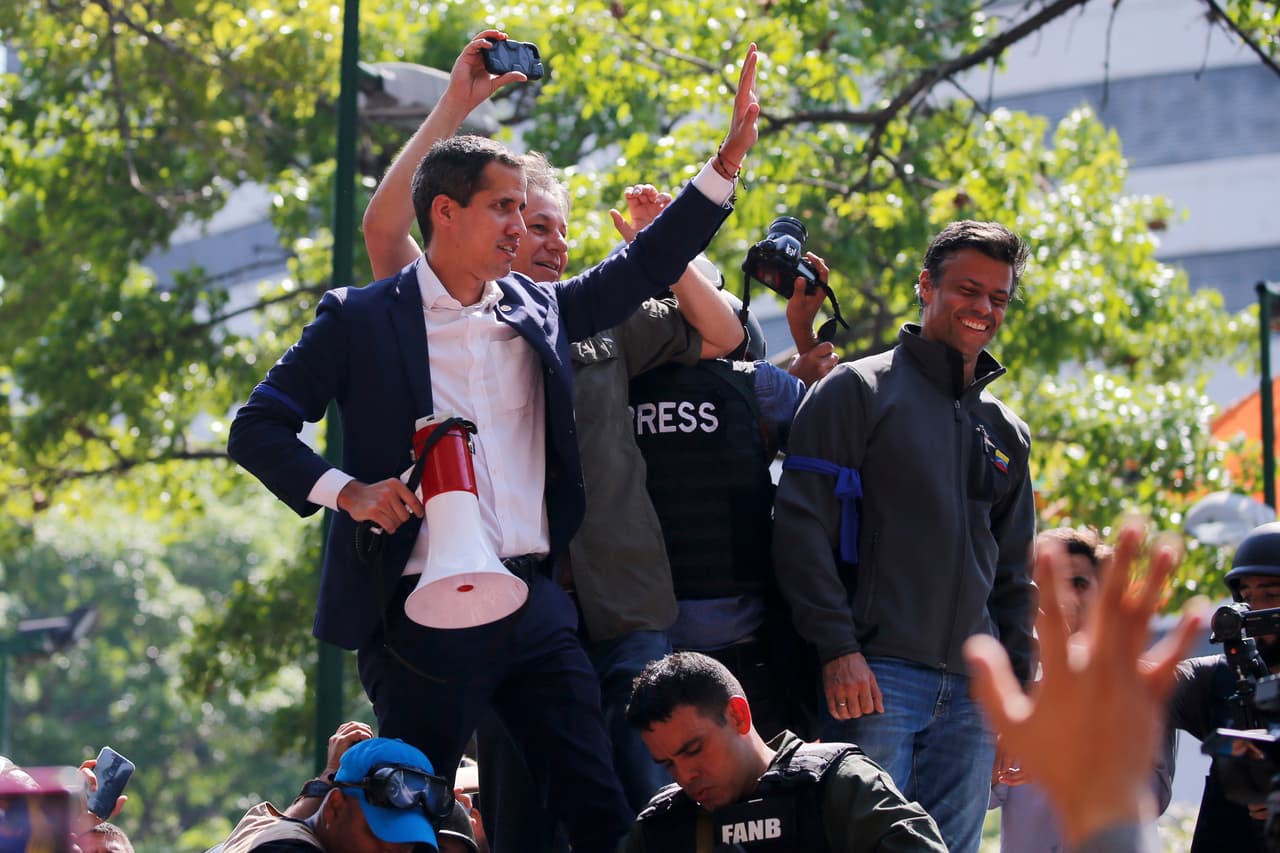 El presidente interino Guaidó se ha dirigido a los manifestantes que han llenado algunas de las calles de Caracas tras su llamado.