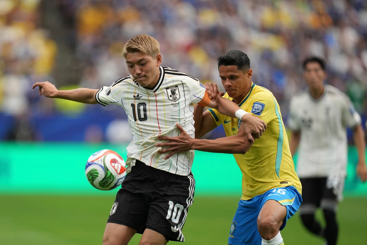 Ritsu Doan (10) de Japón disputa el balón con Douglas Santos (16) de Brasil durante el partido de dieciseisavos de final de la Copa Mundial entre Brasil y Japón en Houston, el lunes 29 de junio de 2026.