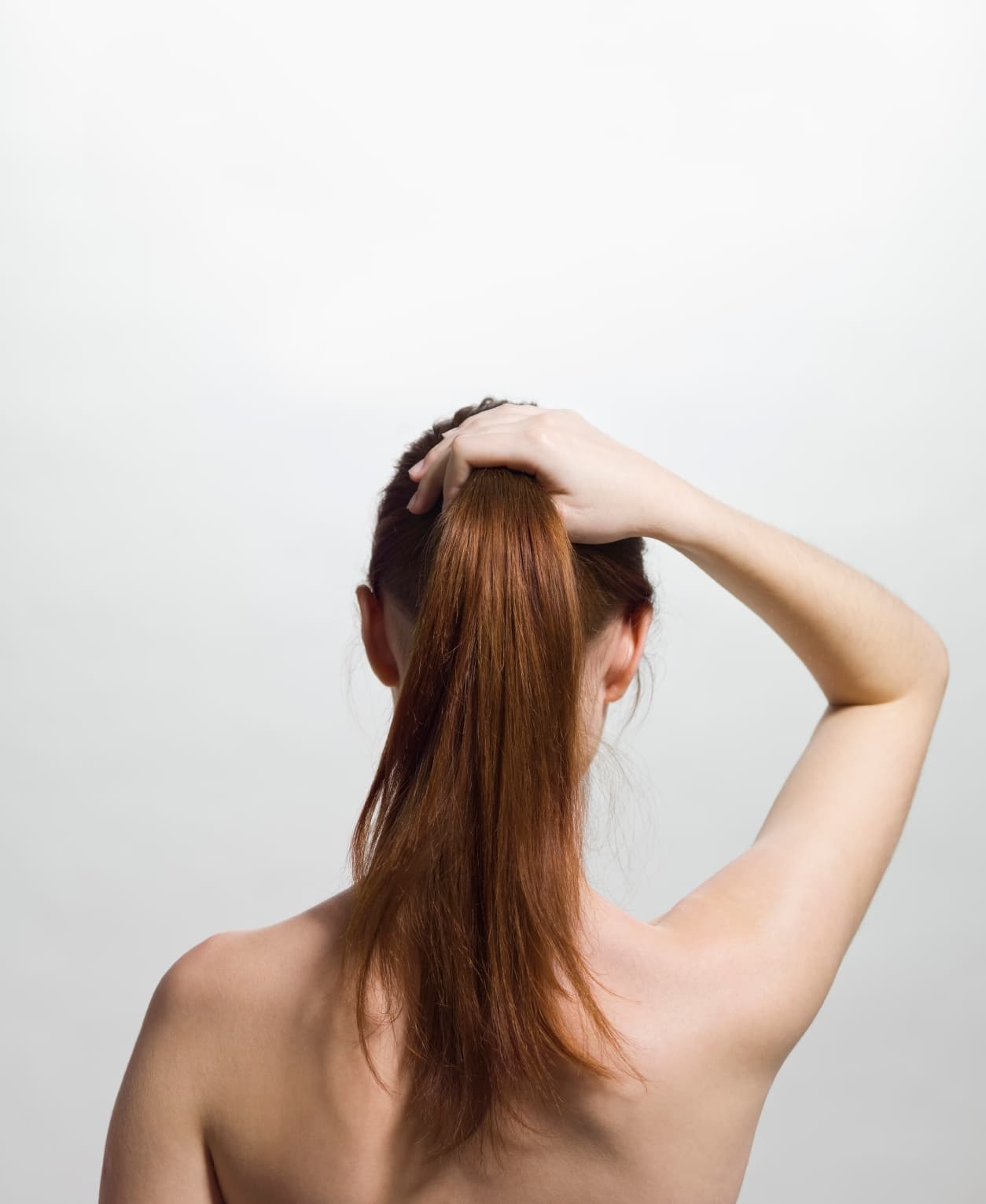 <b>Cola de caballo</b>: La cola de caballo en sus distintas vertientes, es una de las opciones más prácticas para luchar contra el calor. La puedes hacer alta, media o con efecto despeinado. Simplemente tienes que recoger todo tu cabello y listo.