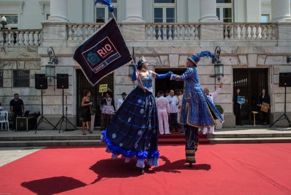 En Río de Janeiro a fiesta se centra en los espectaculares desfiles de las escuelas de samba.