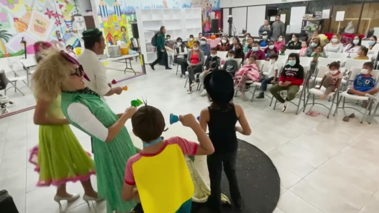 “Distraemos un poco la mente y nos reímos”: ‘Circus Family On The Road’ sorprende a inmigrantes varados en México