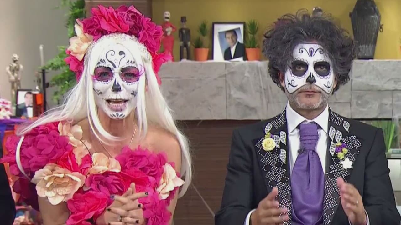 El Día de Muertos los mexicanos celebran a sus difuntos acudiendo a los panteones para adornarlos con flores y colocando altares.