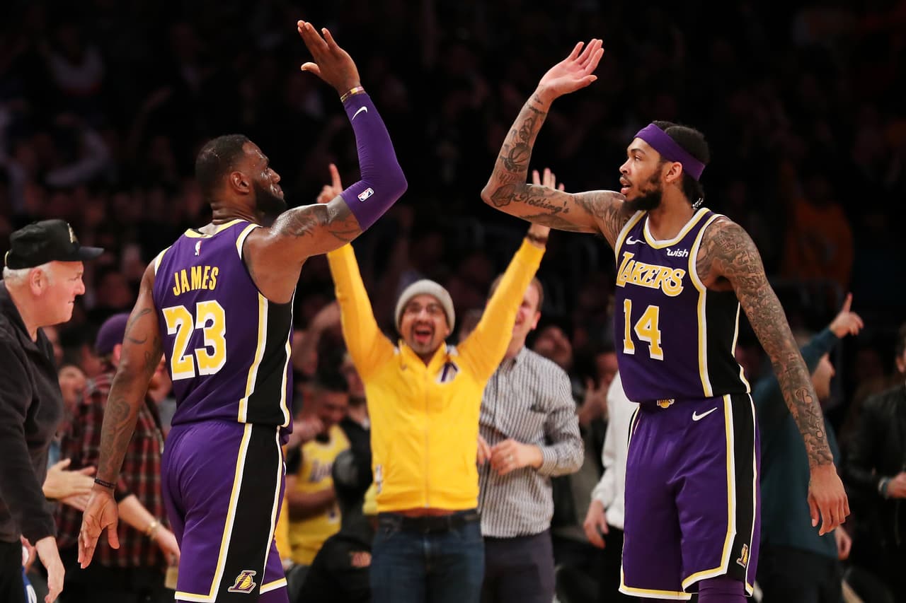 <b>Puesto 7. Los Angeles Lakers (NBA, baloncesto)</b>
<br>
<br>• Valor: 4,600 millones de dólares.
<br>
<br>• Cambio de valor en los últimos cinco años: +70%.
<br>
<br>• Propietarios: Jerry Buss Family Trusts y Philip Anschutz.
<br>
<br>• Año de compra: 1979 y 1998.
<br>
<br>• Precio pagado: 20 millones de dólares y 268 millones, respectivamente.
<br>
<br>La NBA recibirá un promedio de 2,600 millones de dólares al año por transmisiones hasta 2025, según su acuerdo actual.
<br>
