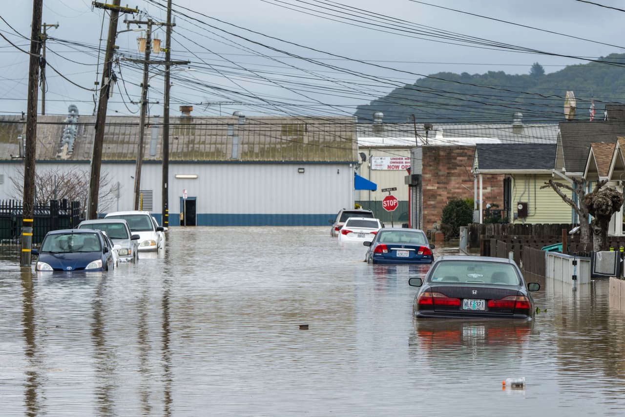Los autos están parcialmente sumergidos en las aguas de la inundación en Watsonville, California, el sábado 11 de marzo de 2023. Las cuadrillas comenzaron a trabajar para reparar el dique alrededor del amanecer del sábado mientras los residentes dormían en los centros de evacuación.
