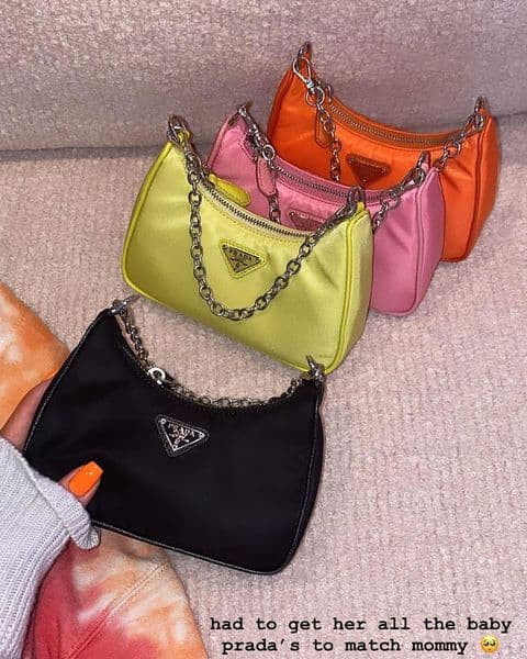 Stormi ha usado prendas de diseñador toda su vida, como los cuatro bolsos Prada que Kylie le obsequió en julio de 2020, y que presumió en su cuenta de Instagram.
<br>